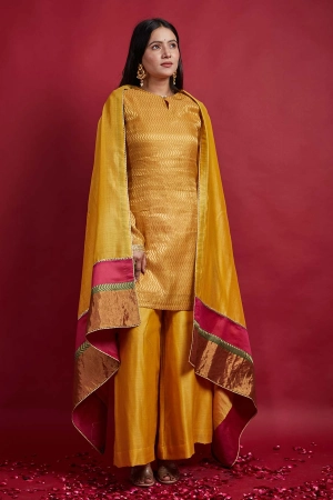Zig-zag Zari Weave Short Kurta & Flared Palazzo Set